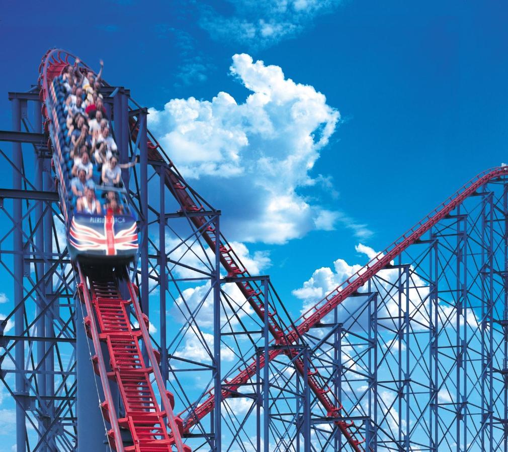 Boulevard Hotel Blackpool Exteriér fotografie The UK's first roller coaster, The Great Stinger