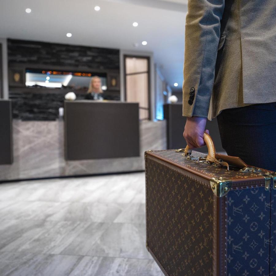 Boulevard Hotel Blackpool Exteriér fotografie A guest checking in at a hotel