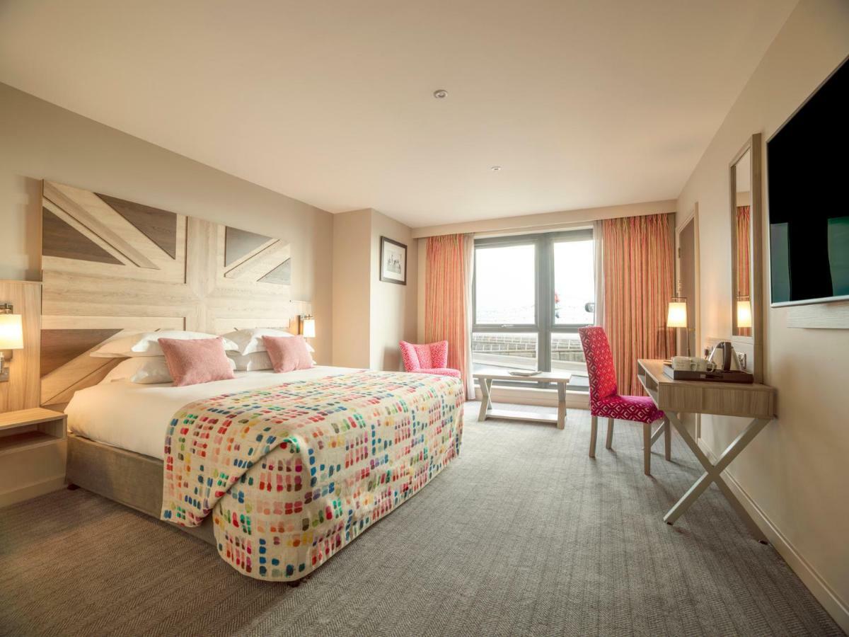 Boulevard Hotel Blackpool Exteriér fotografie A bedroom at the Hilton London Heathrow